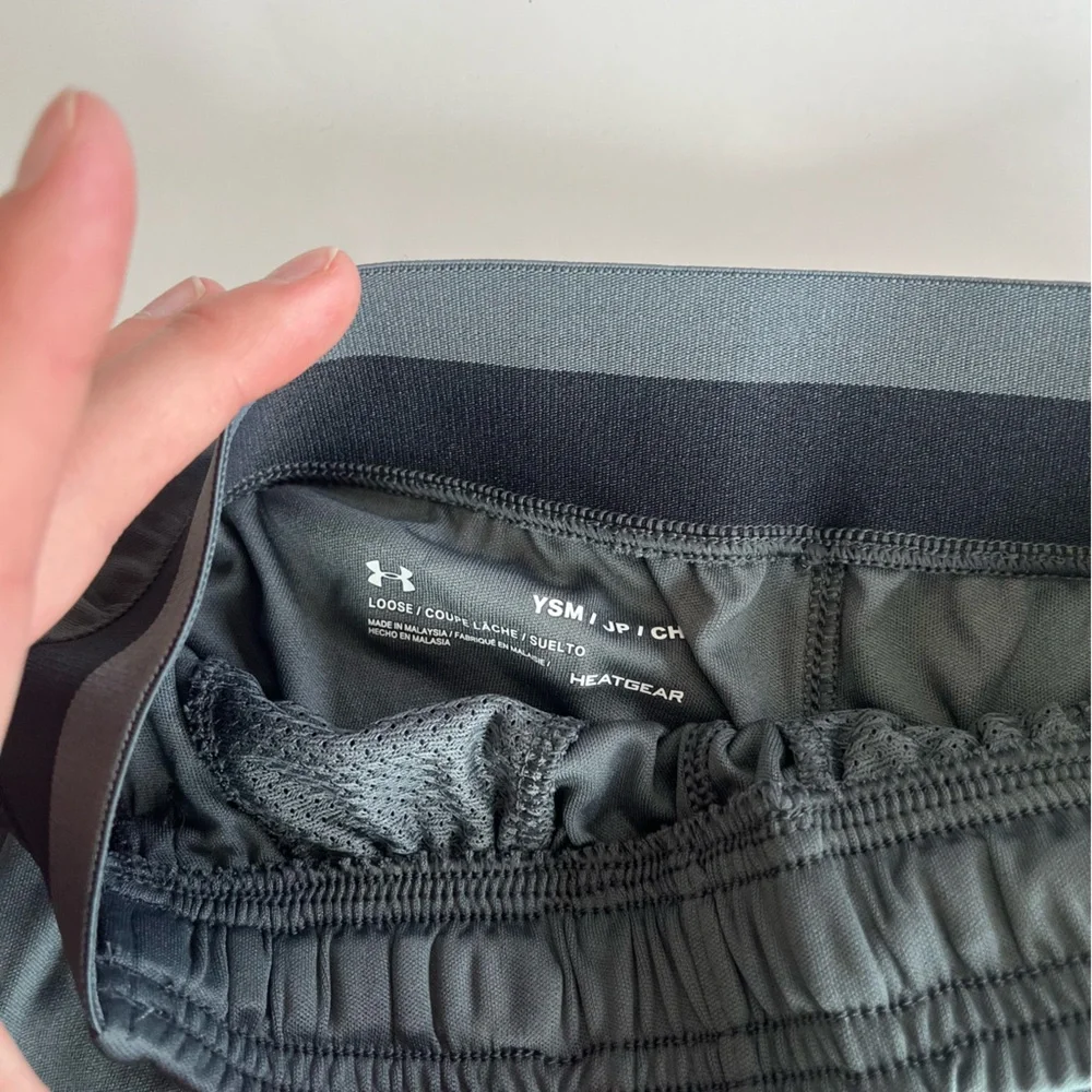 Under Armour Boys Youth Small‎ Gray Black Athletic Shorts NEW